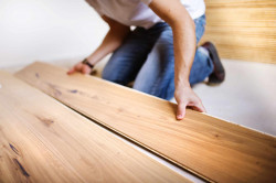 Entreprise pour assurer la pose d'un parquet flottant dans toutes les chambres d'une maison