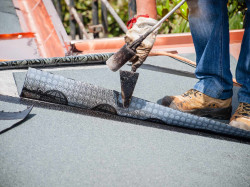 Professionnel pour assurer l'étanchéité d'une terrasse